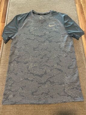 Nike Men’s Heathered Blue Short-Sleeve Athletic Tee